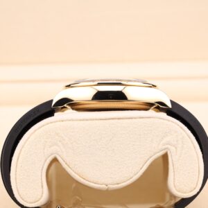 Compact neo-vintage luxury wristwatch