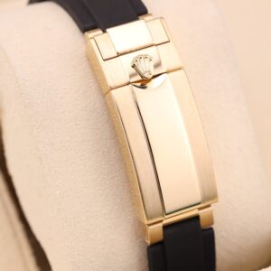 Pre-owned vintage diver watch with original bezel