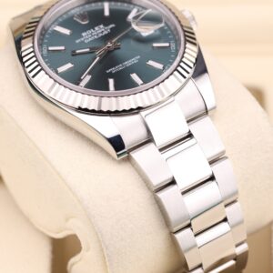 Neo-vintage luxury wristwatch with compact design