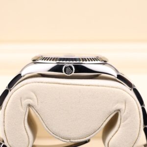Retro automatic wristwatch with classic design