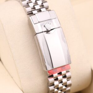 Neo-vintage luxury timepiece with sleek design