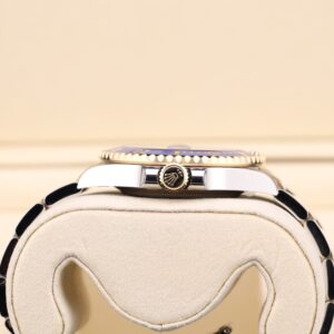 Retro automatic watch with original lume