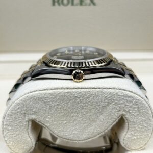 Neo-vintage luxury wristwatch with sleek design