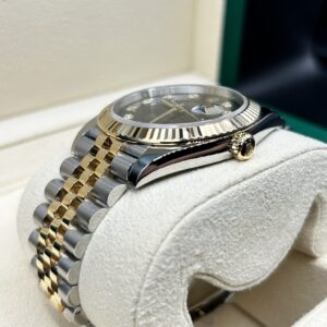Discontinued diver watch with original bezel