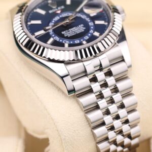 Mid-size vintage dress watch with patina dial