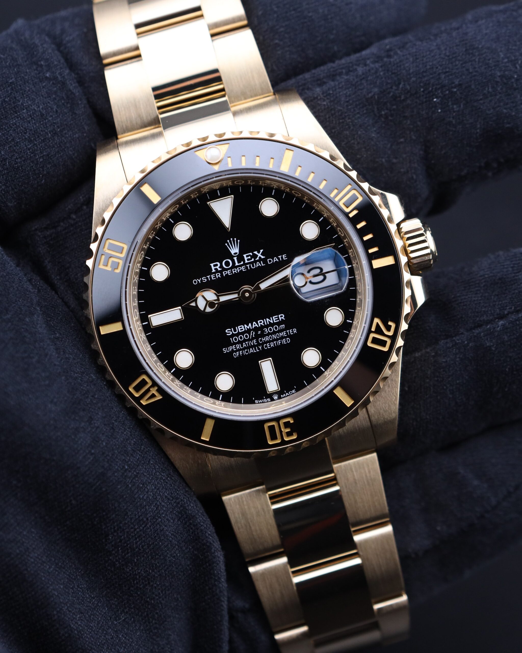 Neo-vintage luxury sports watch in steel
