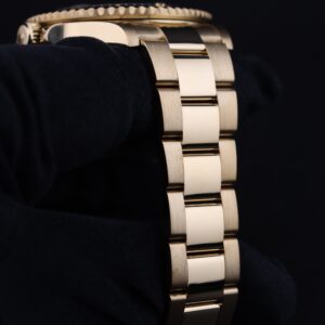 Vintage mechanical wristwatch with classic dial