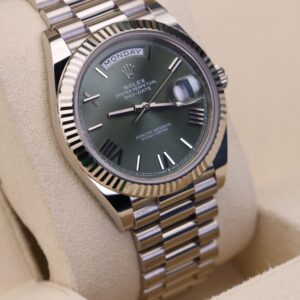 Neo-vintage luxury wristwatch with elegant design