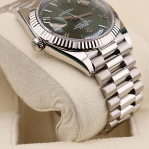 Retro automatic watch with classic design