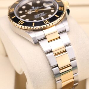Neo-vintage luxury wristwatch with sleek design