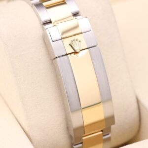 Discontinued sports wristwatch with bold bezel