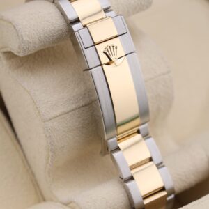 Neo-vintage luxury wristwatch with sleek design