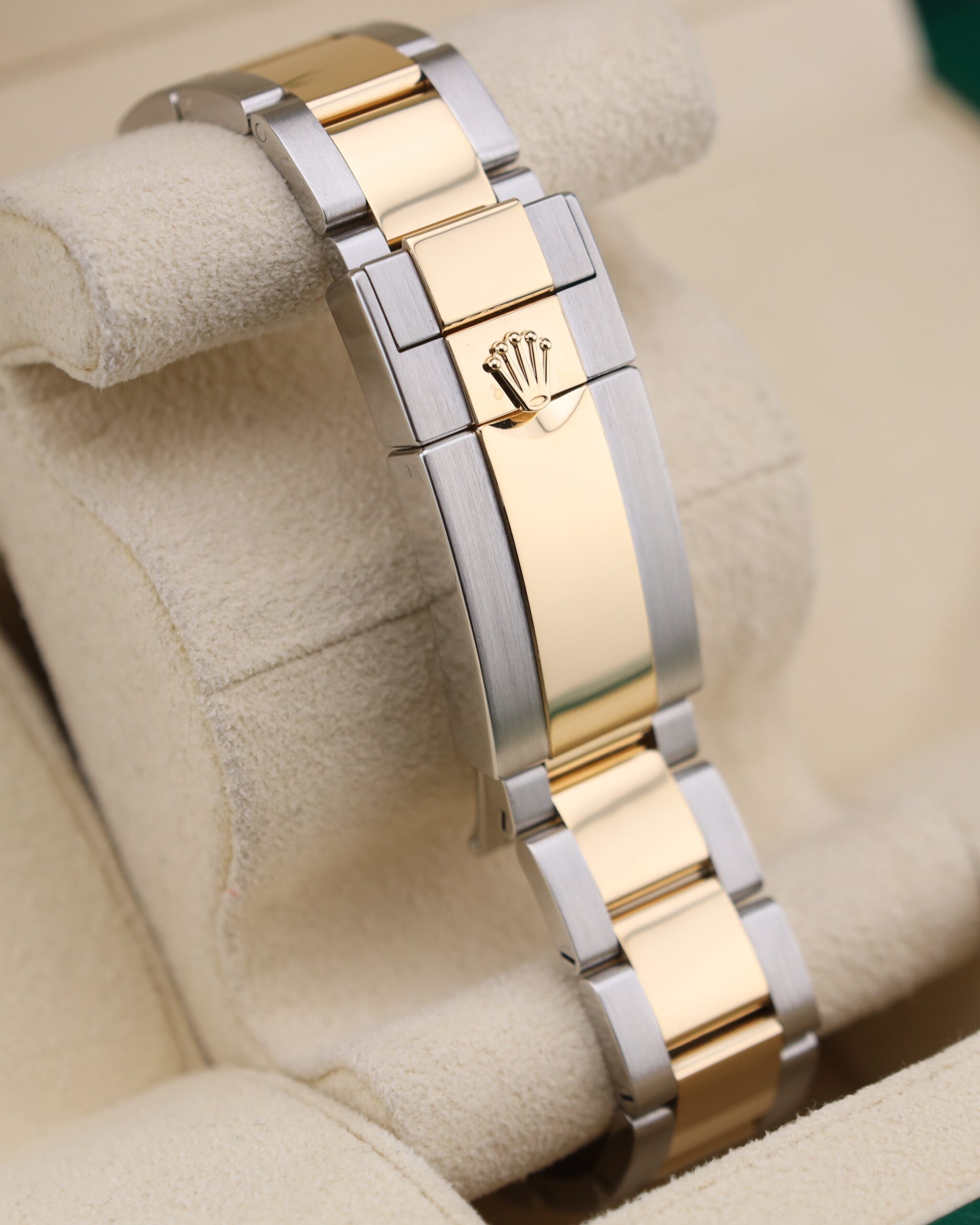 Neo-vintage luxury wristwatch with sleek design