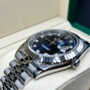 Vintage style wristwatch with leather strap