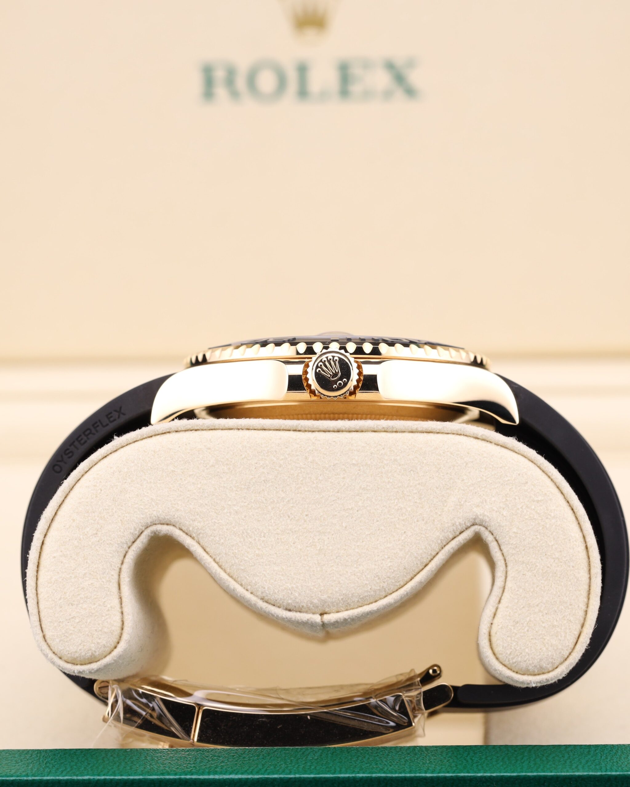 Neo-vintage luxury wristwatch with sleek design