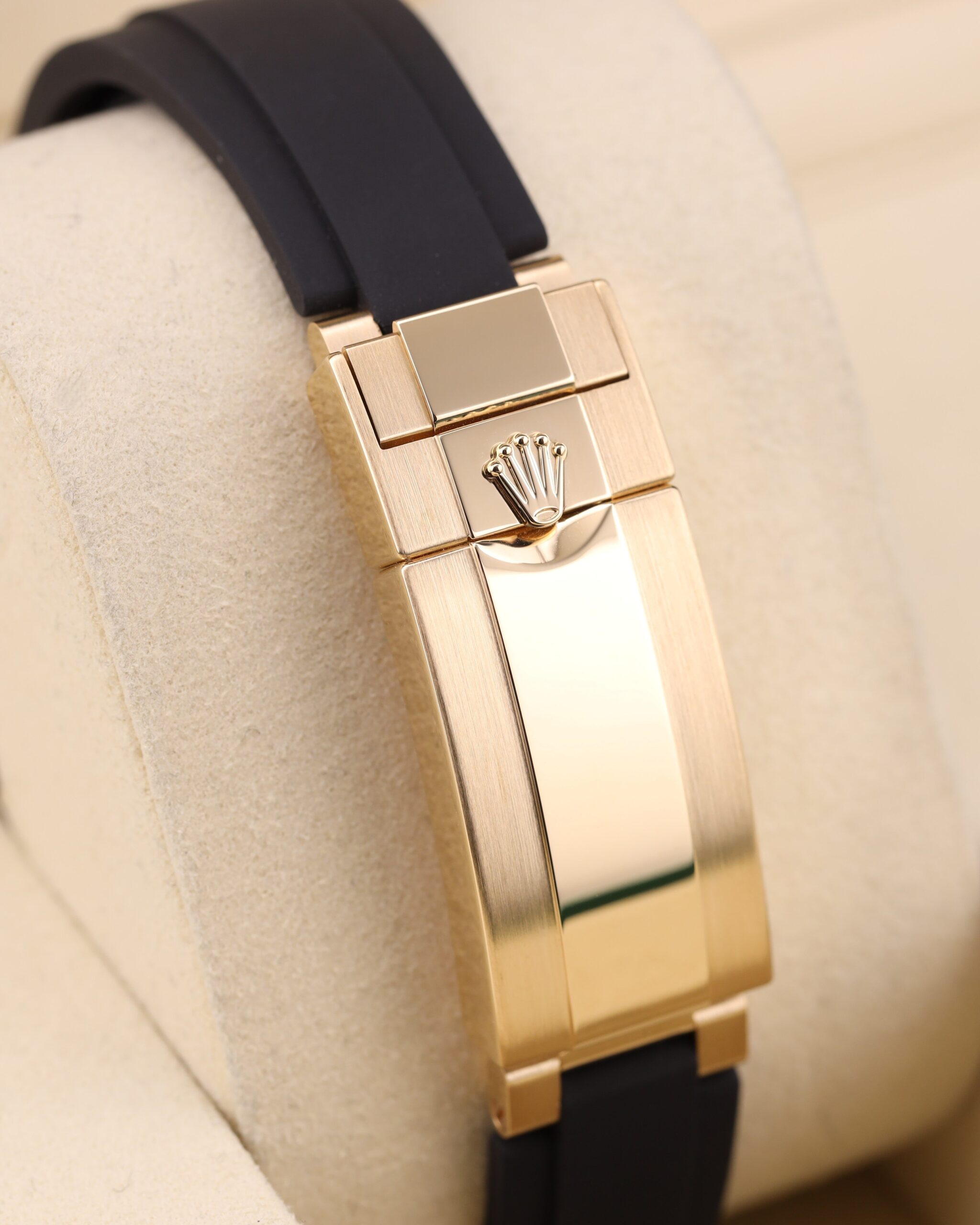 Vintage mechanical wristwatch with classic dial