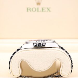 Neo-vintage luxury timepiece with minimalist design