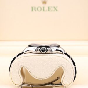 Compact neo-vintage luxury wristwatch