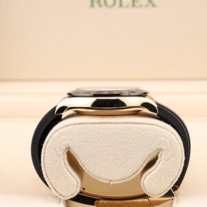 Neo-vintage luxury wristwatch with compact design