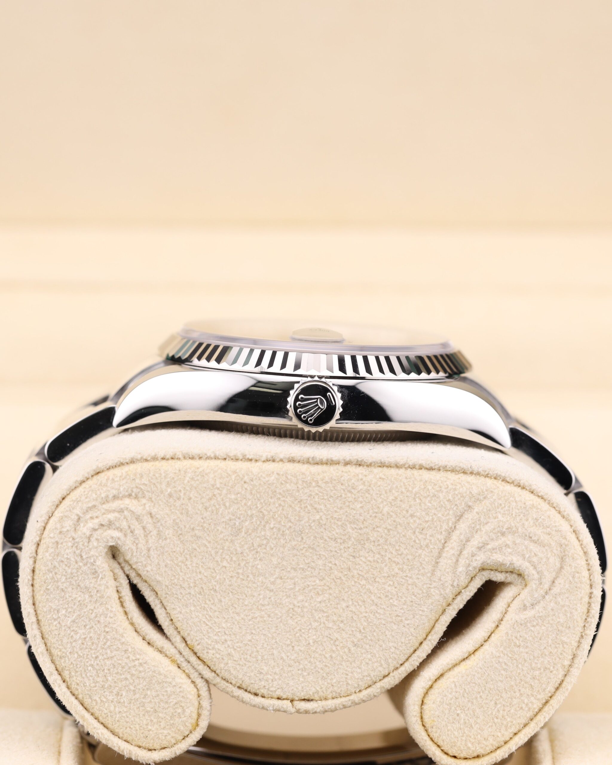 Neo-vintage luxury watch with leather strap