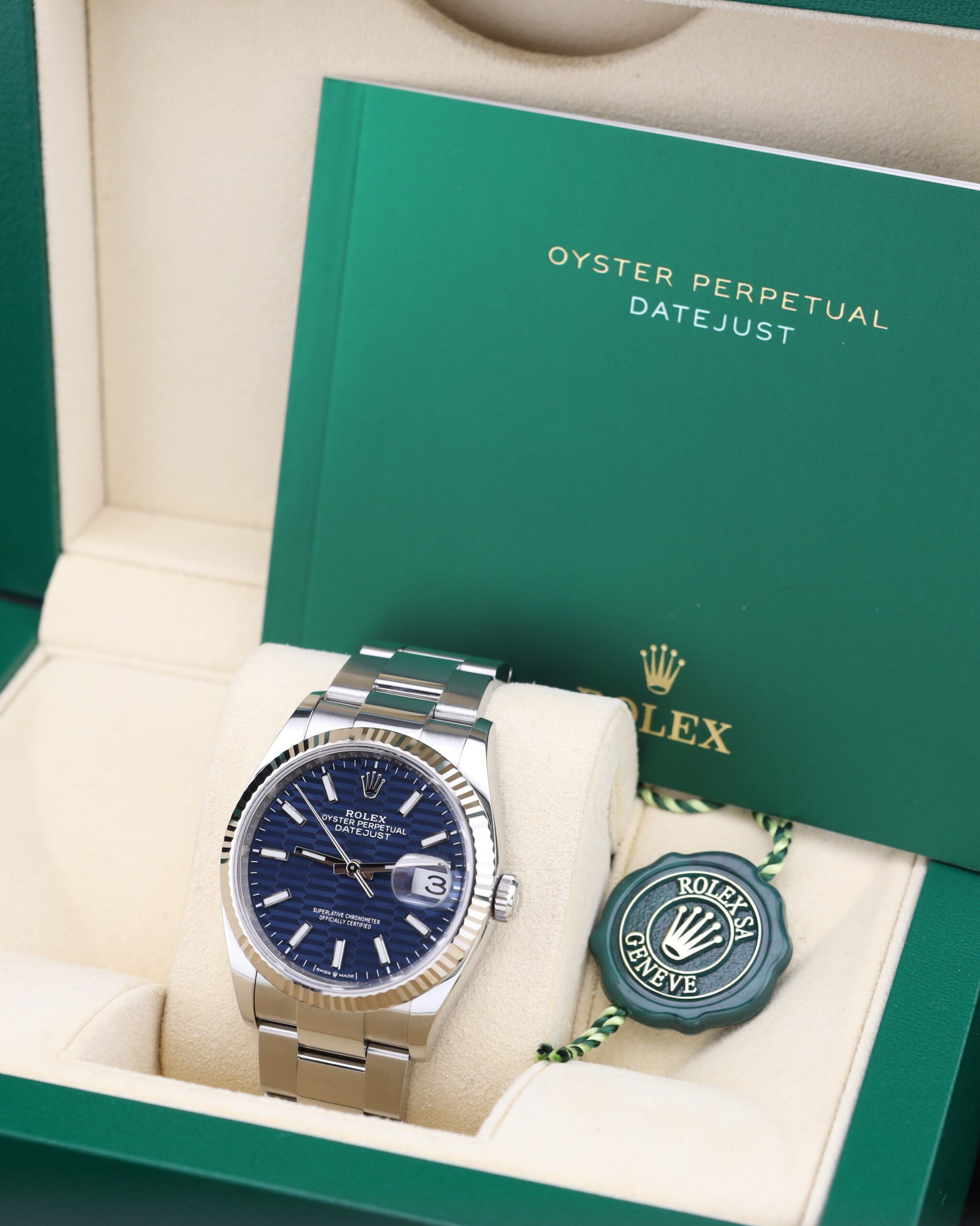 Mid-size vintage dress watch with classic design