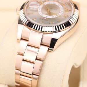 Vintage mechanical wristwatch with classic dial
