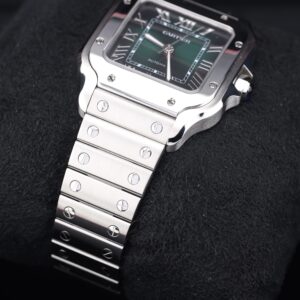 Neo-vintage luxury wristwatch with compact design