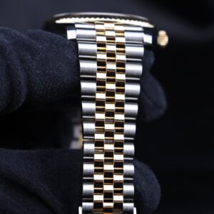 Retro automatic watch with original lume