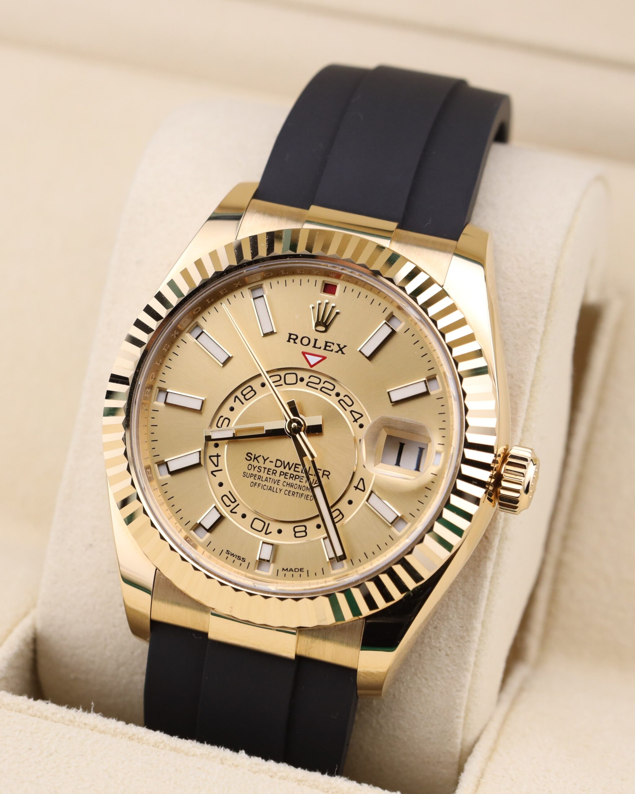 Vintage mechanical wristwatch with classic dial
