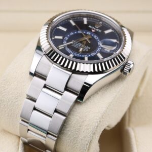 Mid-size vintage dress watch with classic design