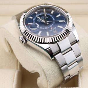 Retro automatic watch with original lume