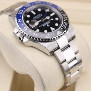 Neo-vintage luxury wristwatch with compact design