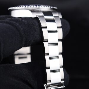 Discontinued sports wristwatch with original bezel