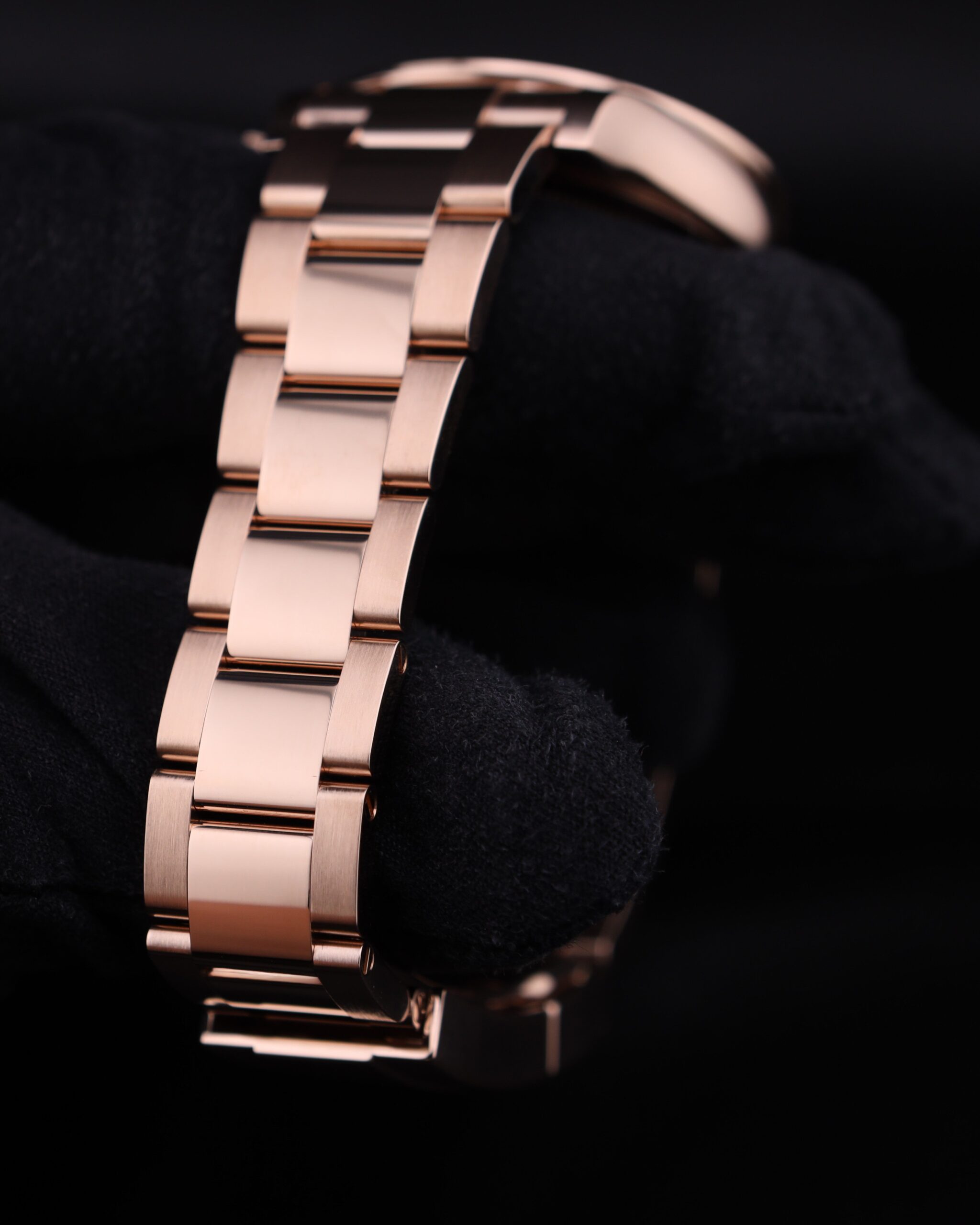 Vintage mechanical wristwatch with classic dial