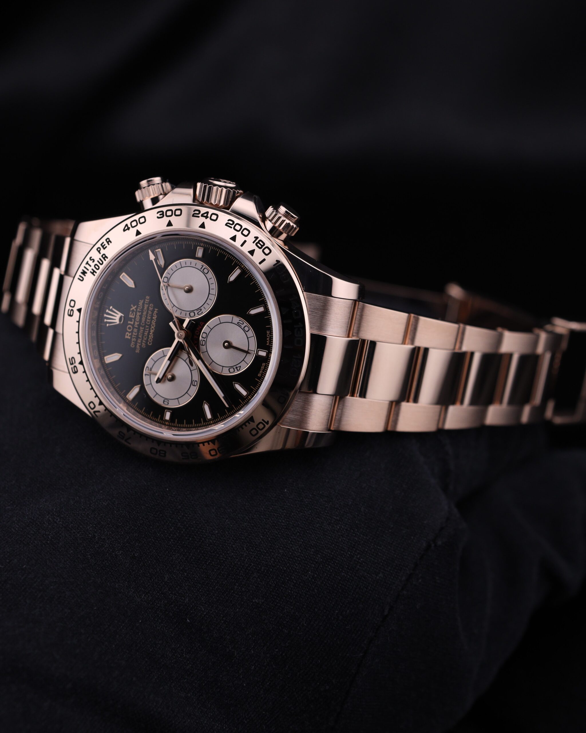 Neo-vintage luxury timepiece with clean design
