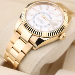 Mid-size vintage dress watch with classic design