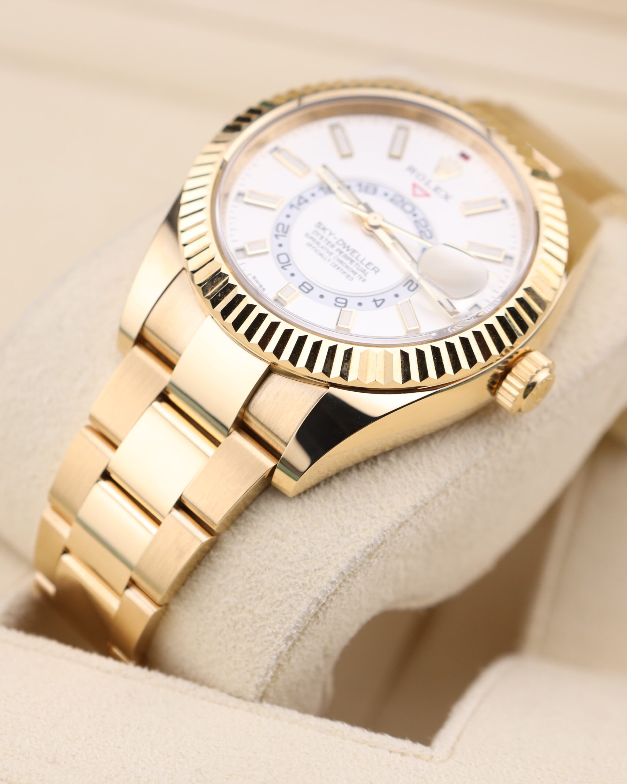 Mid-size vintage dress watch with classic design