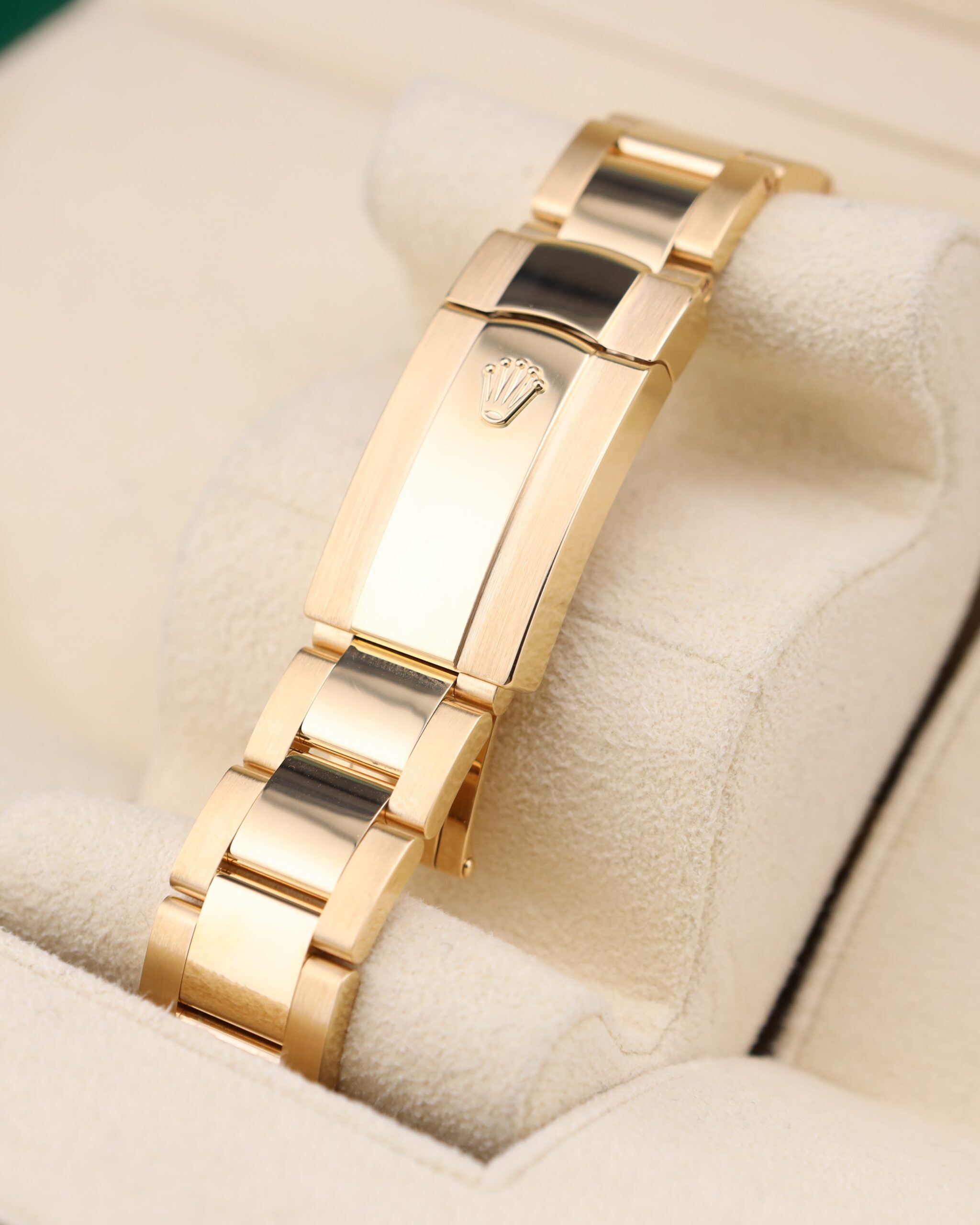 Mid-size vintage dress watch with original dial