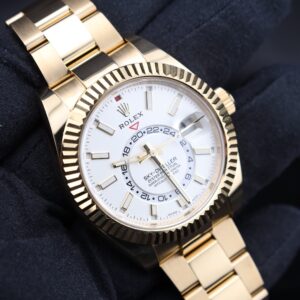 Vintage mechanical wristwatch with classic dial