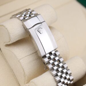 Neo-vintage luxury wristwatch with compact design