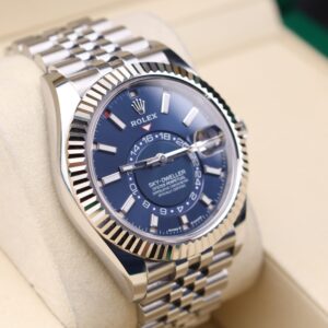 Vintage mechanical wristwatch with classic dial
