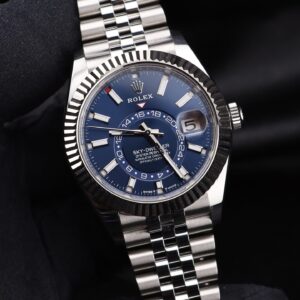 Mid-size vintage dress watch with classic design