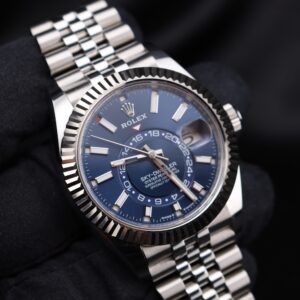 Retro automatic watch with original lume