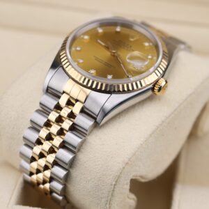 Neo-vintage luxury wristwatch with leather strap