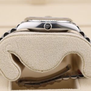 Retro chronograph watch with luminous markers