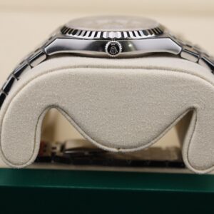 Retro automatic watch with original lume