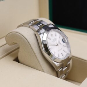 Neo-vintage luxury watch with compact design