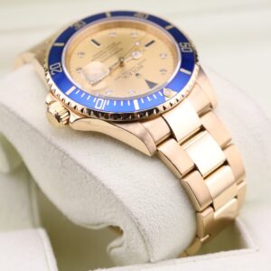 Yellow gold Submariner with champagne dial